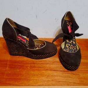 Betsey Johnson Brown & Gold heels with leopard print on the inside